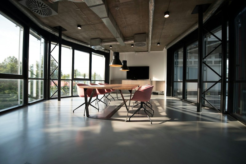 Open workspace arranged for collaborative planning
